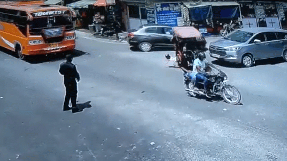 Em bé văng khỏi xe điện, cảnh sát giao thông lao ra chặn đầu xe khách
