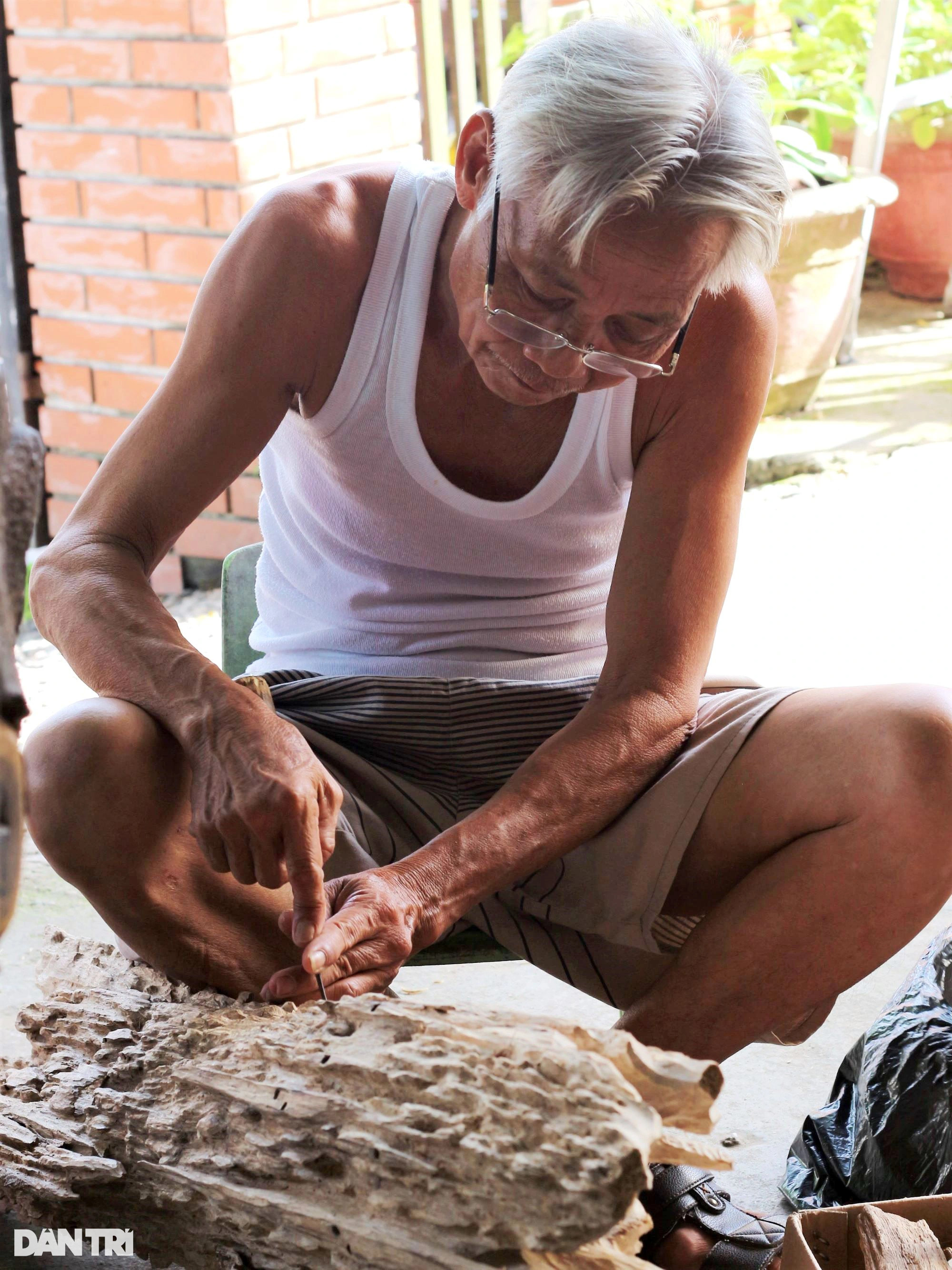 Làng tìm vàng trong thân cây, đổi đời nhờ tỉ mẩn đục đẽo - 1