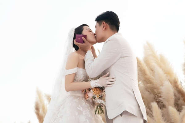 Minh Hằng và chồng đại gia khóc trong đám cưới, Diệu Nhi bắt được hoa cưới