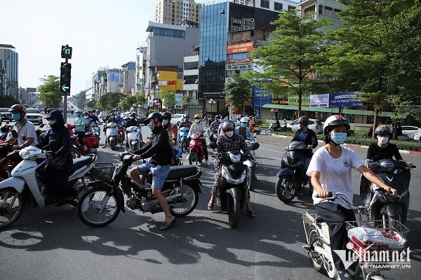 Giao thông hỗn loạn ngày đầu Hà Nội phân luồng lại các nút hay ùn tắc