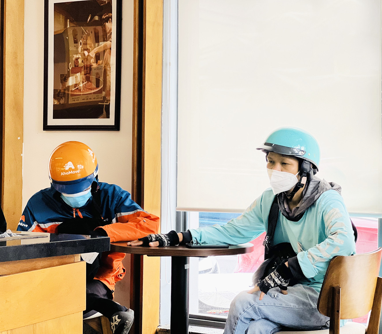 Hai shipper chờ lấy hàng ở một quán cà phê trên đường Trần Quang Khải, Q.1 - ẢNH: Q.THÁI
