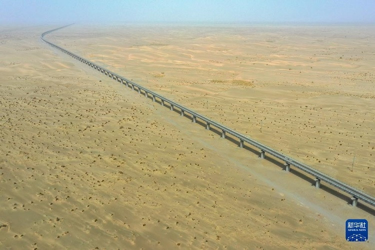 Bất ngờ hình ảnh tuyến đường sắt quanh sa mạc đầu tiên trên thế giới