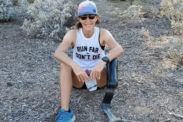 Người phụ nữ một chân chạy marathon 104 ngày liên tiếp