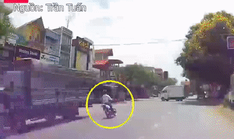 Thanh niên đi xe máy tông kinh hoàng vào xe tải đang quay đầu