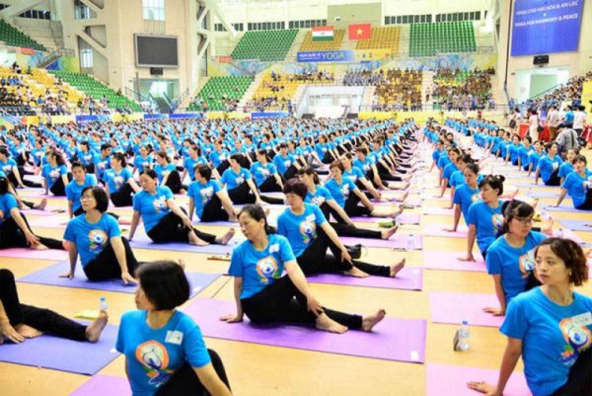 international yoga day 2022 celebrated at hoan kiem pedestrian streets picture 1