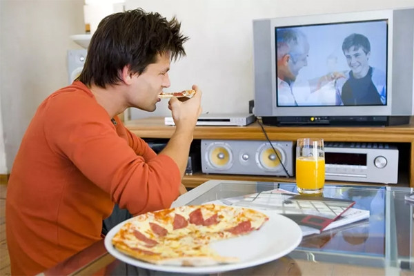 Thói quen trong bữa ăn khiến bạn tăng cân