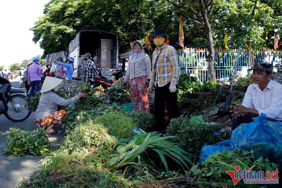 Phiên chợ chỉ bán các loại lá ở Quảng Nam