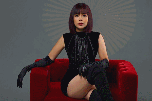 Ca sĩ Mỹ Lệ tuổi 50 'cưa sừng làm nghé' gợi cảm hút mắt