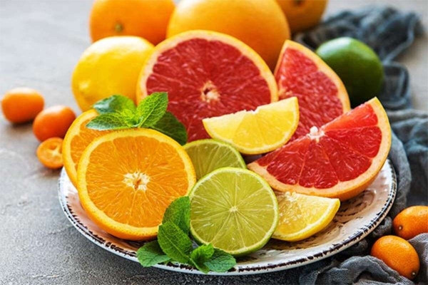 Tránh ăn cam quýt khi uống một số loại thuốc