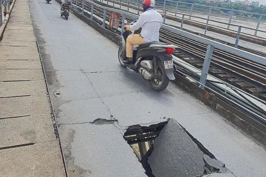 Cầu Long Biên thủng lỗ to soi thẳng sông Hồng, Bộ GTVT yêu cầu khẩn