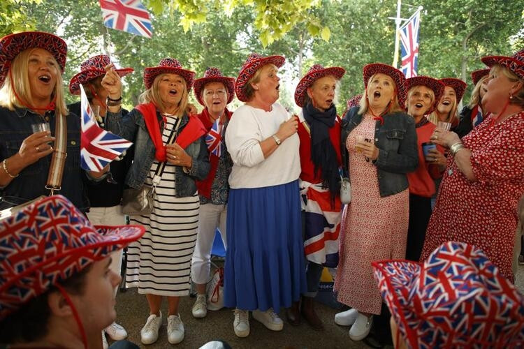 Hình ảnh người dân Anh chào mừng đại lễ bạch kim của nữ hoàng