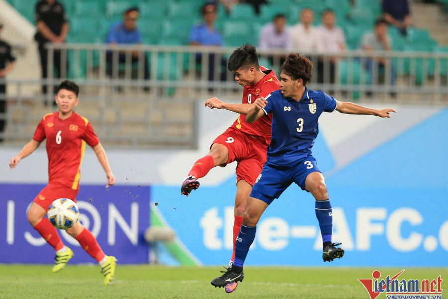Video Văn Tùng bắt vô-lê cháy lưới U23 Thái Lan