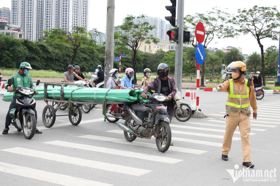 Nhan nhản xe máy cà tàng chở sắt dài chục mét 'uốn éo' trên phố Hà Nội