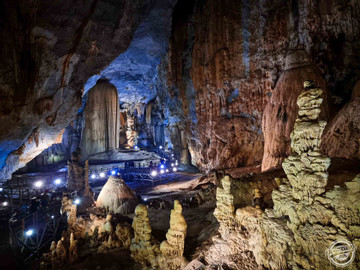 Exploring the magnificent cave of Quang Binh