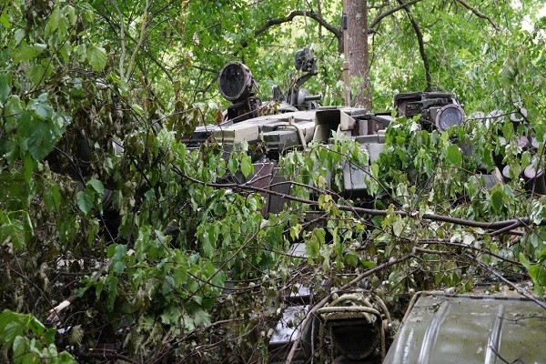 Bí mật đơn vị chuyên ngụy trang xe tăng ẩn sâu trong rừng của Ukraine