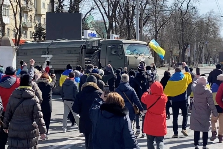 Ukraine nói phá vỡ phòng tuyến Nga, Moscow tấn công sân bay ở Odessa