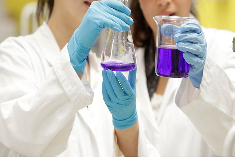 Ngoài việc đào tạo chuyên môn, ngành kỹ thuật hóa học còn yêu cầu kỹ năng gì từ nữ sinh viên?