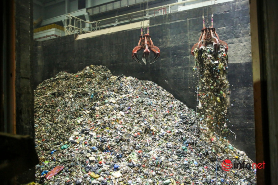 Hà Nội có nhà máy điện rác, sao rác thải còn ùn ứ ngày nóng?