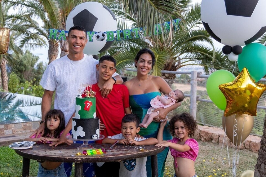 Ronaldo khoe tiệc sinh nhật 12 tuổi của con trai