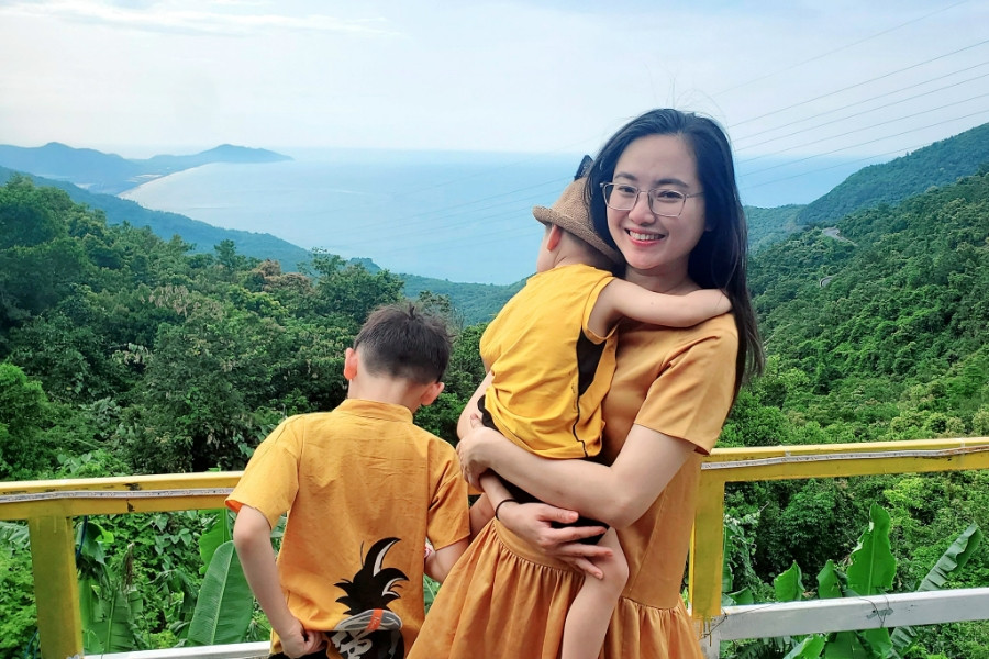 Nhiều vợ chồng trẻ lái xe đưa cả nhà du lịch xuyên Việt