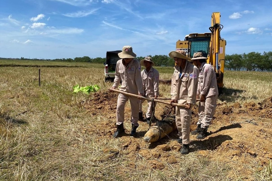 Phát hiện quả bom nặng 230kg trong ruộng lúa