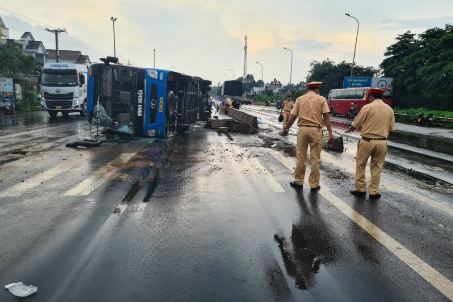 Xe khách lật nhào trên quốc lộ 1, nhiều người thương vong