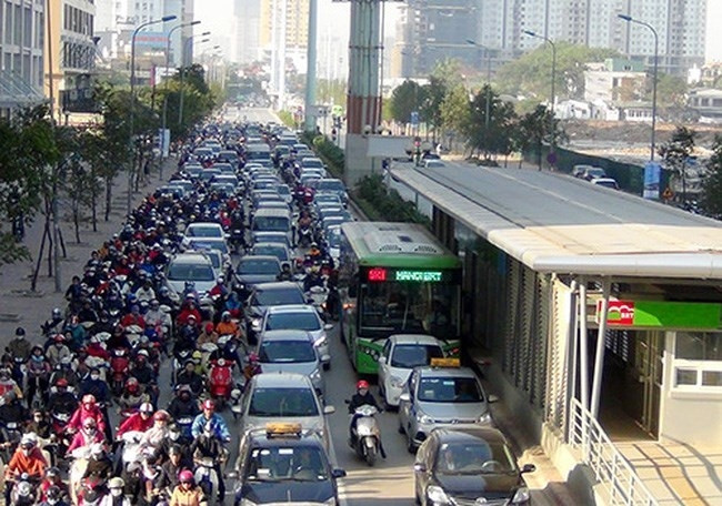 Hà Nội nên cho xe con đi vào làn BRT