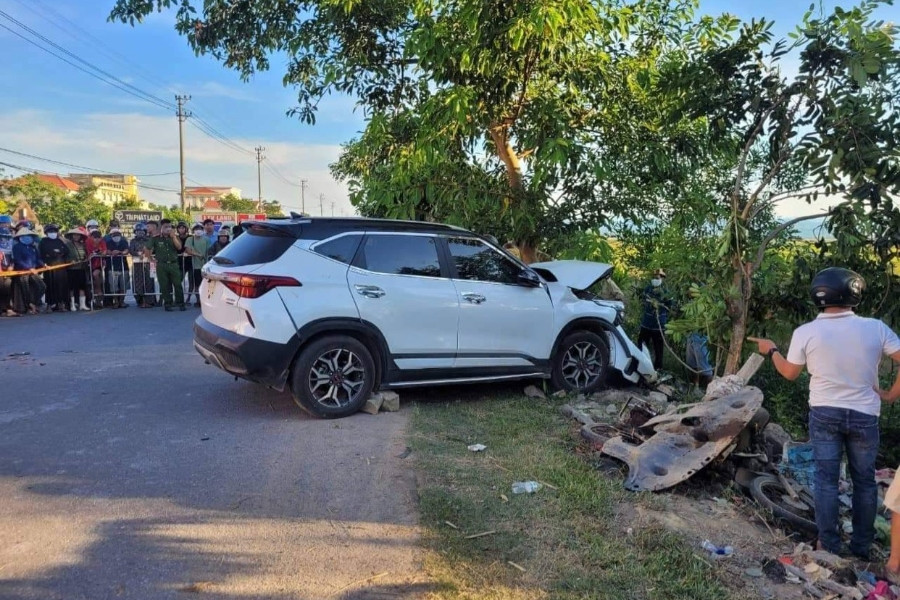 Ô tô tông xe máy, hai vợ chồng tử vong, con bị thương nặng