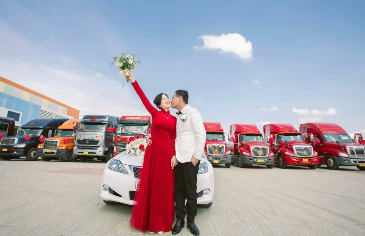 Chú rể vượt 80km rước dâu bằng 12 xe đầu kéo container ở Bến Tre - 2