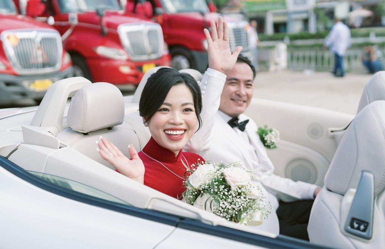 Chú rể vượt 80km rước dâu bằng 12 xe đầu kéo container ở Bến Tre - 3