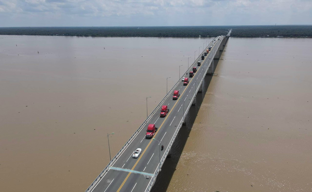 Chú rể vượt 80km rước dâu bằng 12 xe đầu kéo container ở Bến Tre - 1