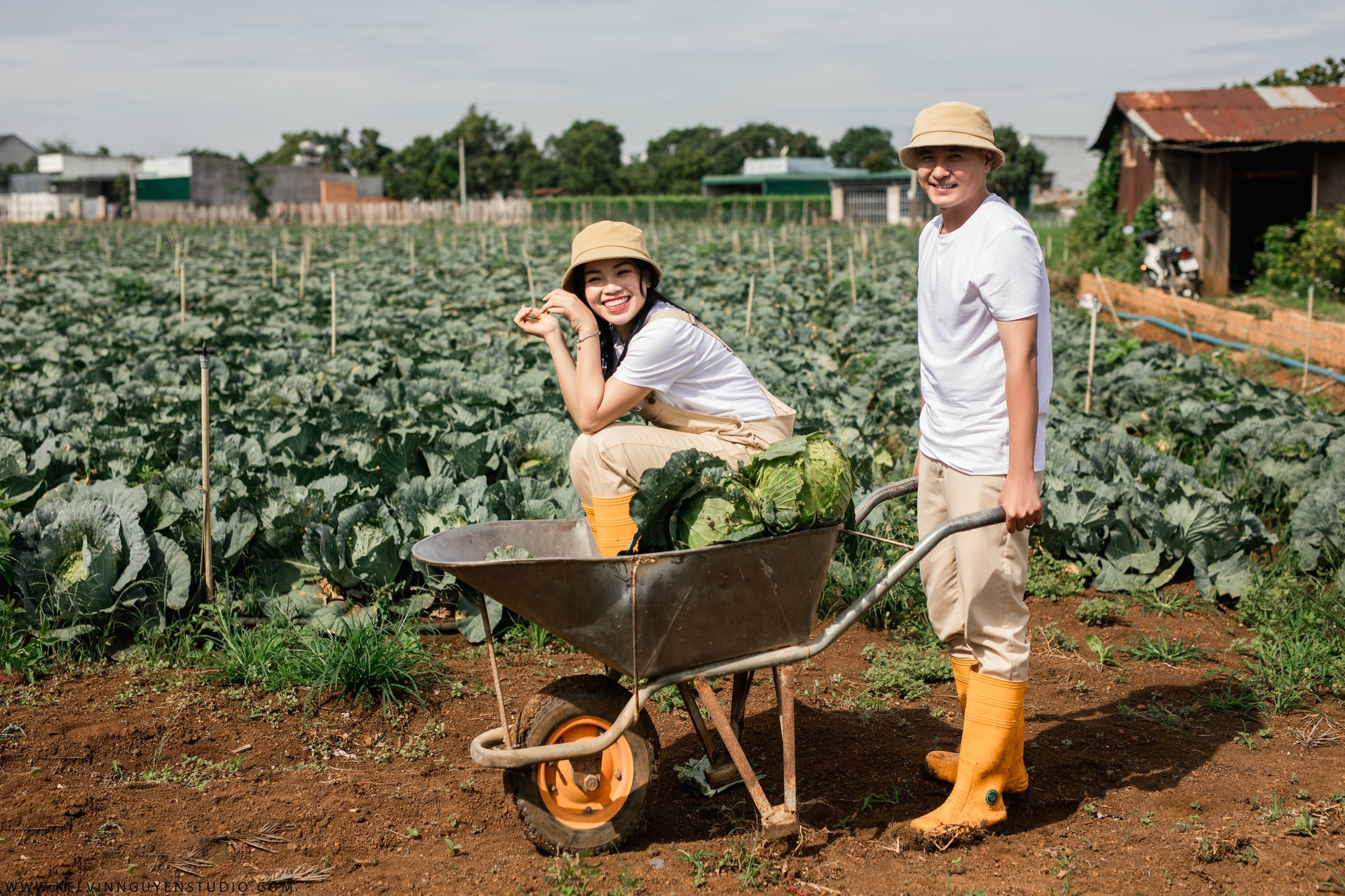 Chú rể vượt 80km rước dâu bằng 12 xe đầu kéo container ở Bến Tre - 4