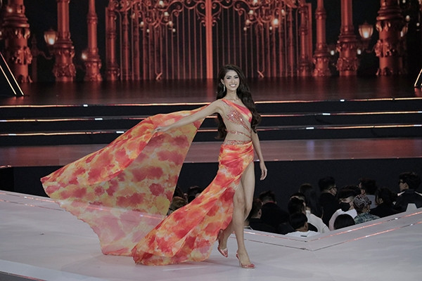 Bán kết Hoa hậu Hoàn vũ VN 2022: Thí sinh diện váy xẻ tà, khoét eo táo bạo