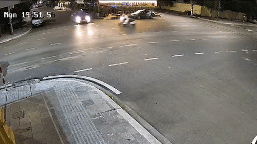 Xe ô tô lại ‘tông bay’ 2 xe máy tại ngã tư ‘tử thần’ ở Quảng Ninh