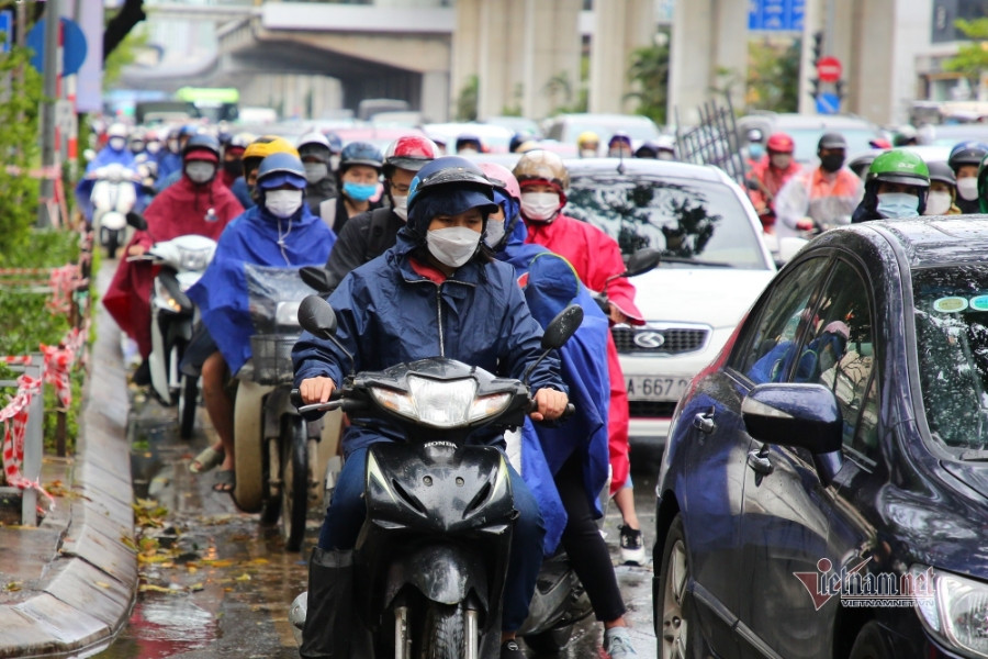 Hà Nội mưa giông chiều tối, giải nhiệt sau cả ngày nắng cháy da