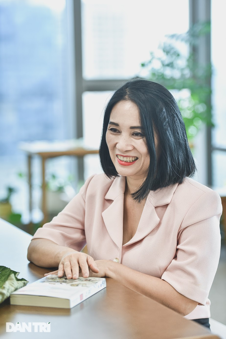 Nhà báo Tạ Bích Loan VTV: Tôi thường bị... lố giờ khi dẫn sóng trực tiếp - 6