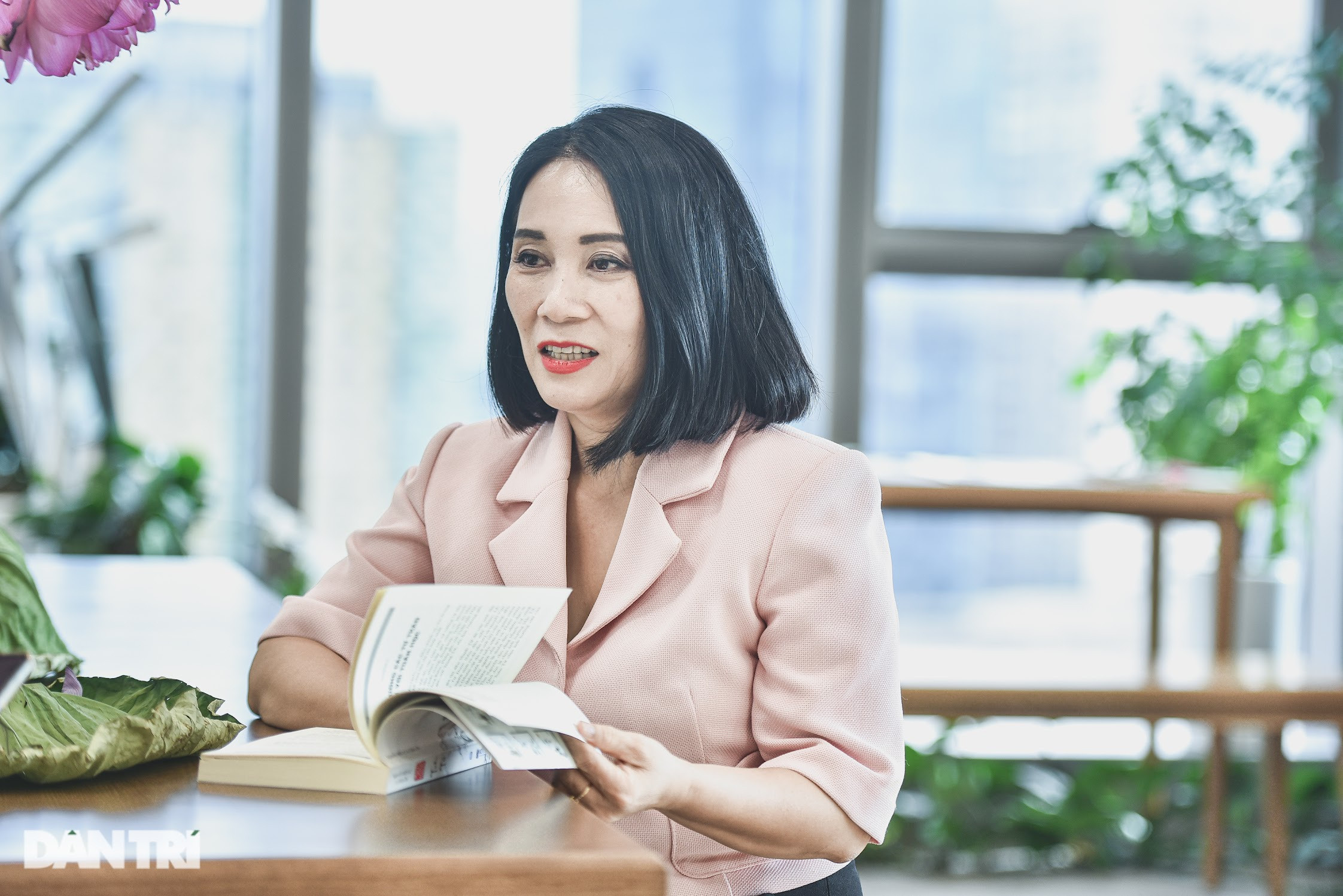 Nhà báo Tạ Bích Loan VTV: Tôi thường bị... lố giờ khi dẫn sóng trực tiếp - 8