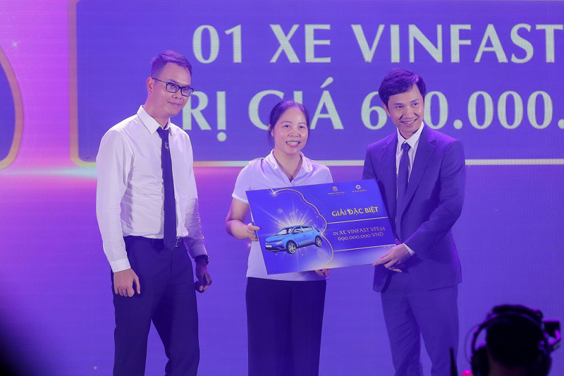Khách hàng Nguyễn Thị Hơn - chủ nhân may mắn của giải đặc biệt - chiếc xe ô tô điện VinFast VF e34 trị giá 690 triệu đồng
