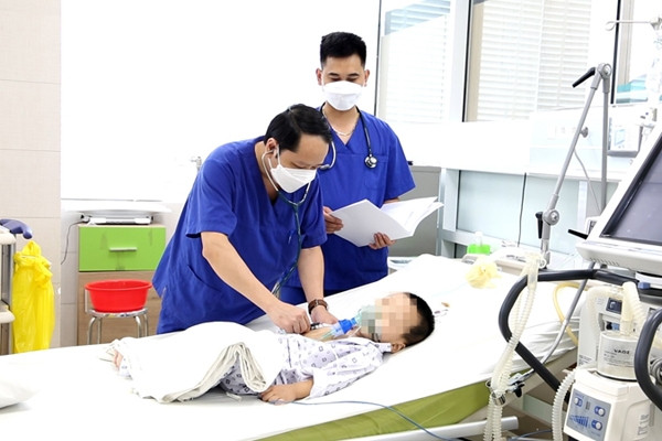 Bé trai đột ngột khó thở, tím tái sau buổi học