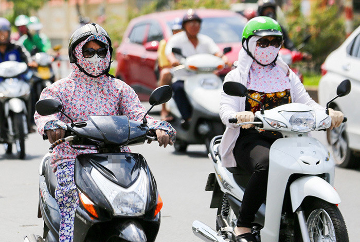 Chú ý trang phục, phụ kiện thế nào khi đi xe máy dưới trời nắng nóng