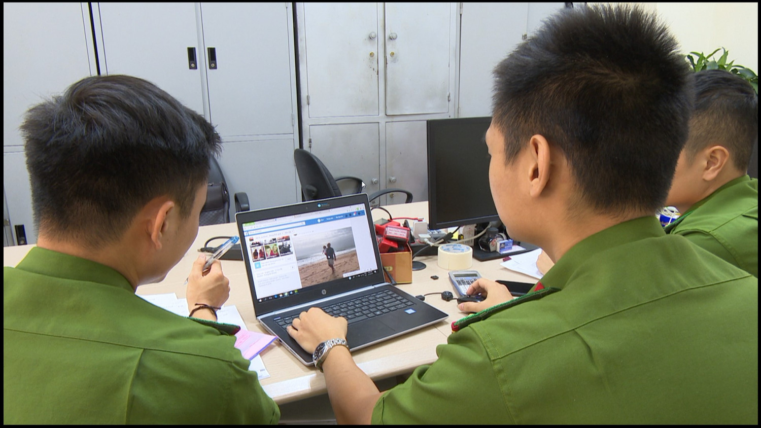 Lực lượng chức năng điều tra hành vi lừa đảo qua mạng (Ảnh: Công an tỉnh Quảng Ninh)