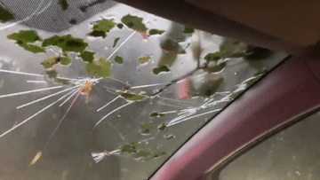 Cảnh mưa đá rơi 'lốp bốp' vào ô tô khiến người ngồi trong xe hốt hoảng