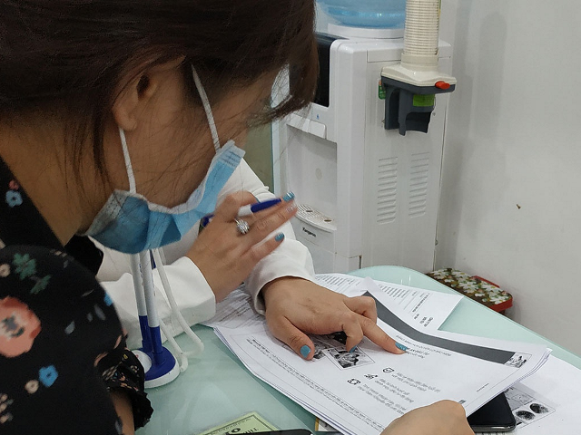 Dù các ngân hàng bị cấm ép khách mua bảo hiểm khi vay vốn, nhưng nhiều người phản ánh vẫn bị nhân viên ngân hàng gợi ý mua bảo hiểm mới được duyệt vay. (Ảnh minh họa)