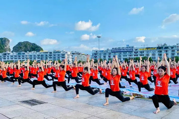 500 người đồng diễn Yoga ‘chào mặt trời’ trên đỉnh Fansipan