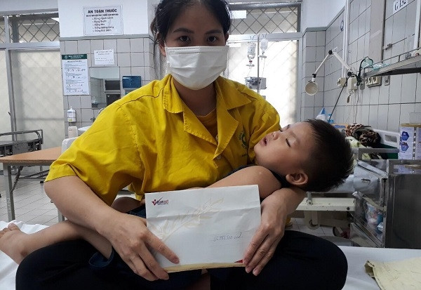 Trao hơn 65 triệu đồng đến bé Nguyễn Phúc Khang mắc bệnh ung thư võng mạc