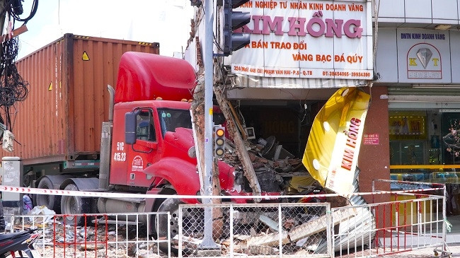 TP.HCM: Container mất lái húc văng xe máy, đâm sập tiệm vàng