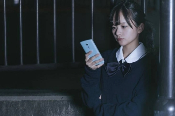 2 giờ sáng vợ nhận tin nhắn: Em đang ở cạnh chồng của chị