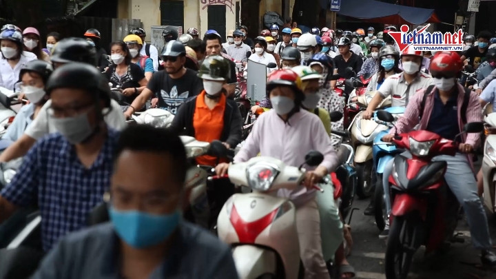 Xe máy ‘kiên nhẫn’ xếp hàng lên cầu Long Biên sau lắp rào ngăn 3 bánh