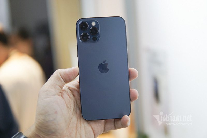 Trên tay iPhone 12 Pro tại Việt Nam: Bản màu xanh tuyệt đẹp