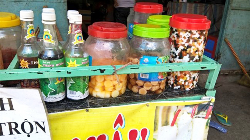 Một số loại nguyên liệu như bột béo, thạch trái cây, trà Thái Lan bán tại các chợ và cửa hàng không có nhãn mác